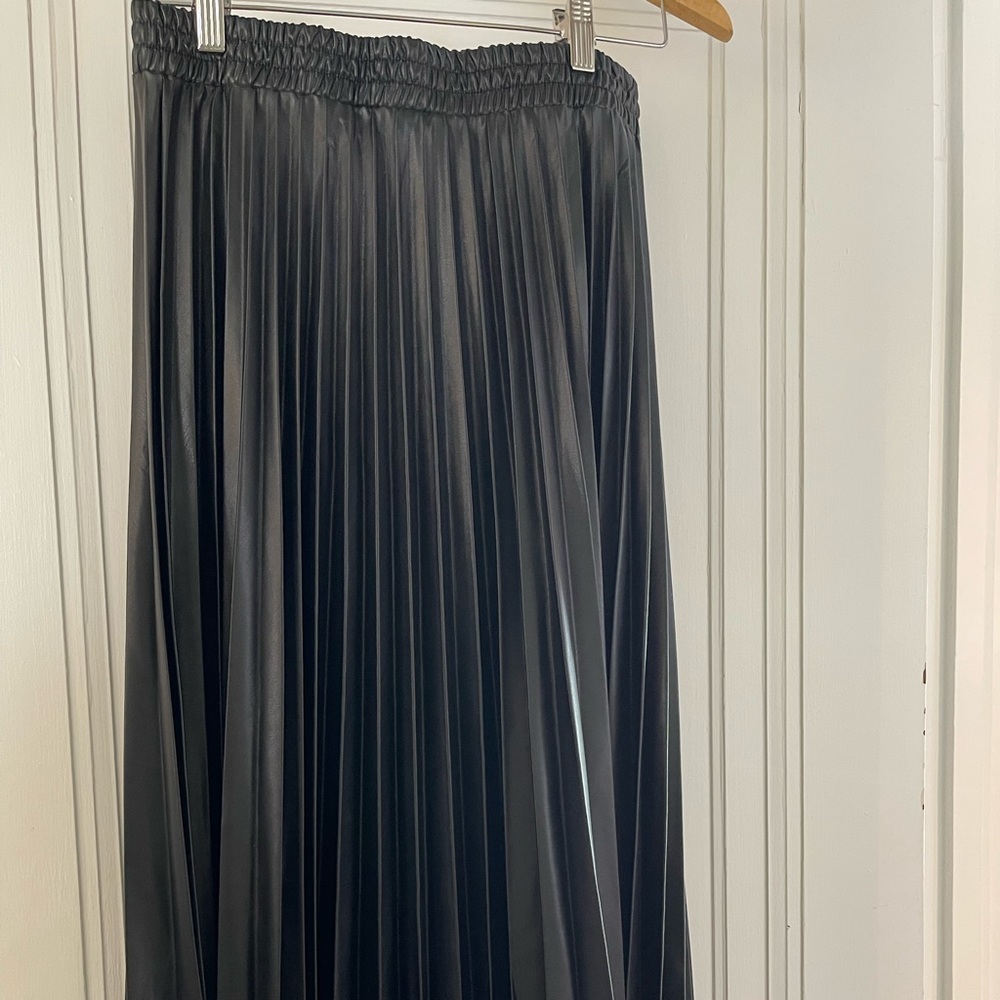 Max Studio Black Faux Leather Pleated Skirt. 31 in long Size M elastic waist NWT